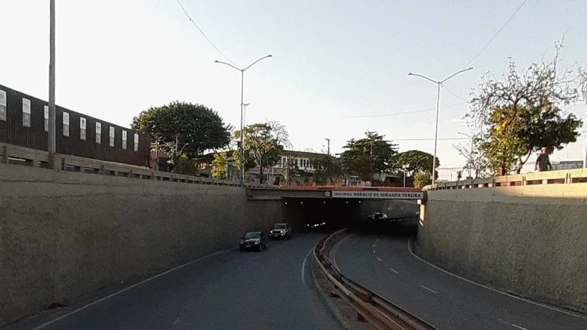 Carro capota no elevado Dona Helena Greco, no bairro Carlos Prates