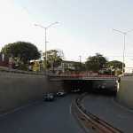 Carro capota no elevado Dona Helena Greco, no bairro Carlos Prates