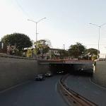 Carro capota no elevado Dona Helena Greco, no bairro Carlos Prates