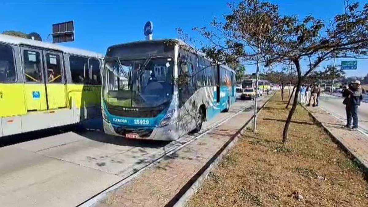 Acidente com ônibus do Move na avenida Antônio Carlos, na Pampulha, deixa feridos