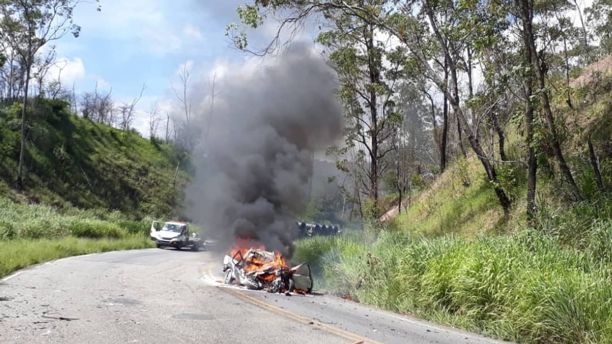 Batida entre caminhão e carro deixa feridos e fecha BR-381 no interior de Minas 