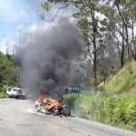 Batida entre caminhão e carro deixa feridos e fecha BR-381 no interior de Minas