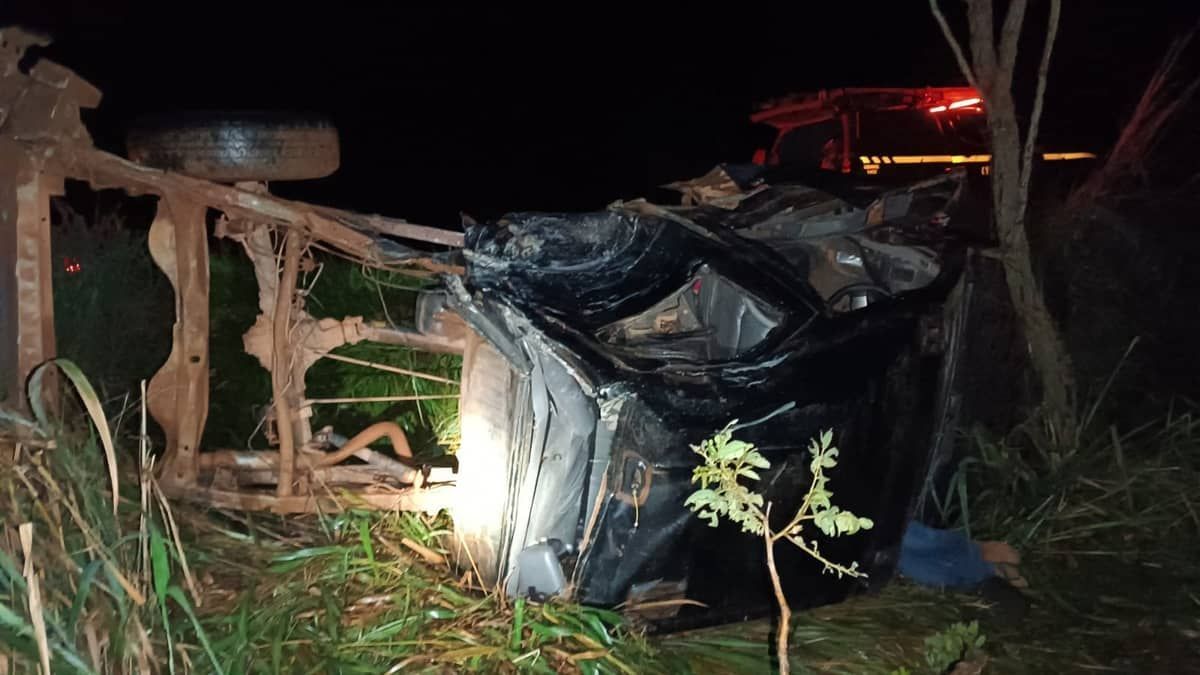 Batida entre carreta e caminhonete mata um na BR-365, no Norte de Minas 