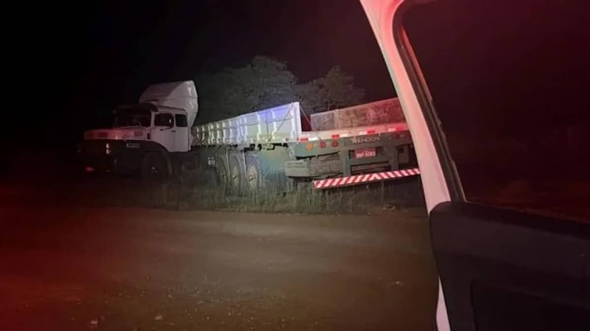 Motorista morre após ser atingido pela roda da própria carreta no Norte de Minas 