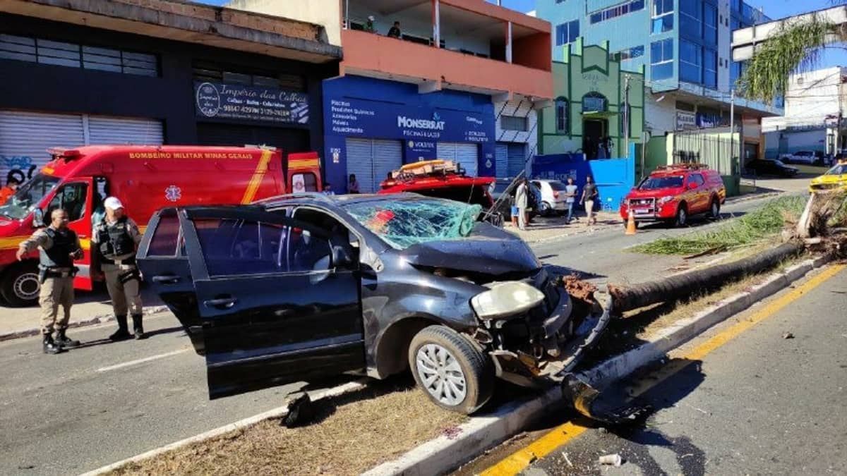 Batida entre dois carros deixa quatro feridos em Lagoa Santa 