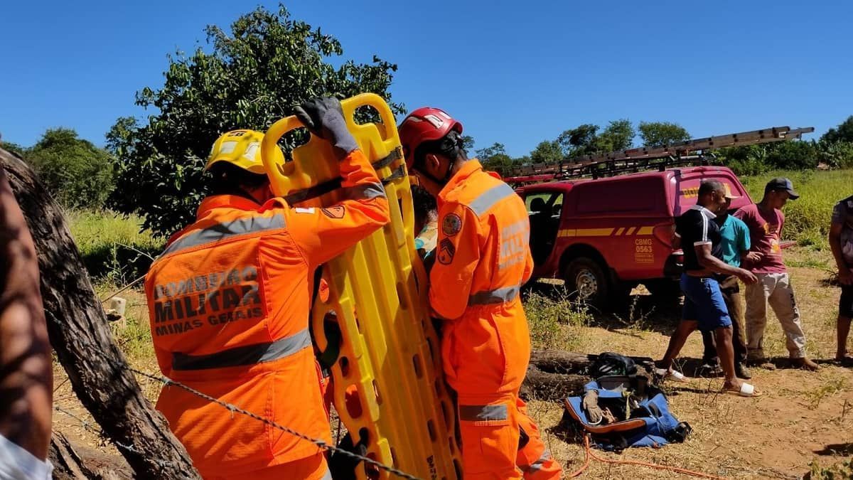 Homem cai em cisterna de 14 metros e é resgatado por bombeiros no Norte de Minas 