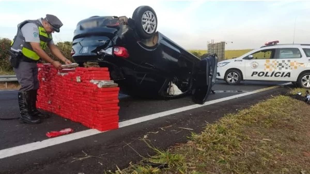 Carro capota e 350 quilos de maconha são espalhados por rodovia do interior de São Paulo 