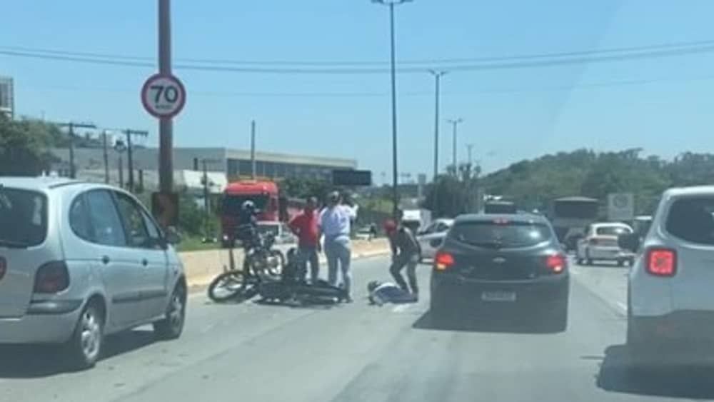Batida entre carro e moto provoca congestionamento no Anel Rodoviário, em BH