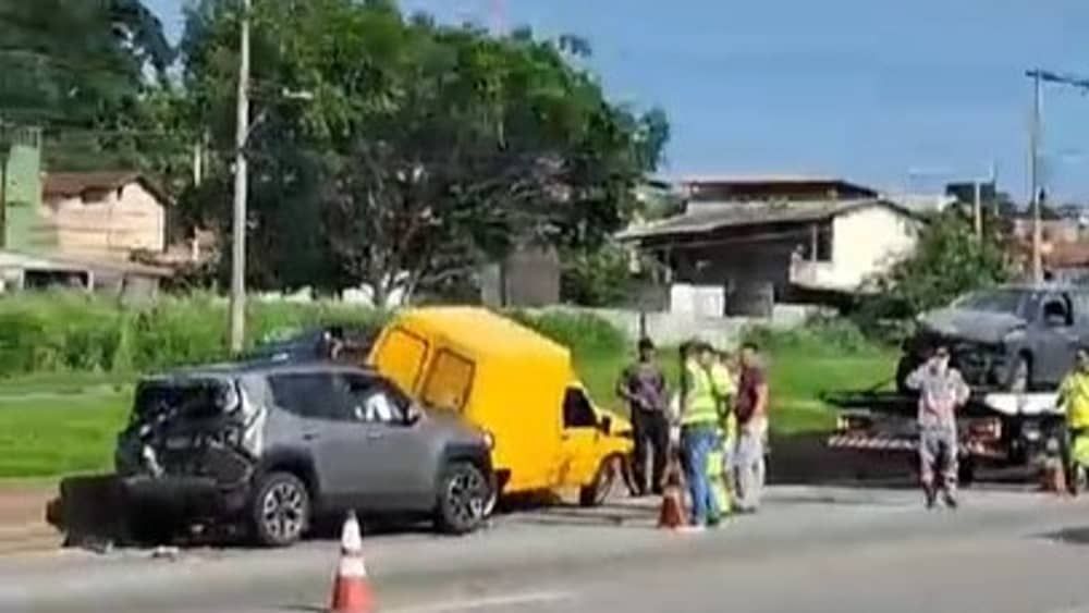 Acidente envolvendo carreta e  três carros  trava o Anel Rodoviário antes do Viaduto da Via Expressa