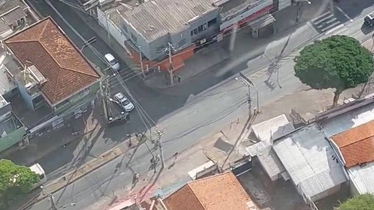 Carro capota na Padre Pedro Pinto em Venda Nova