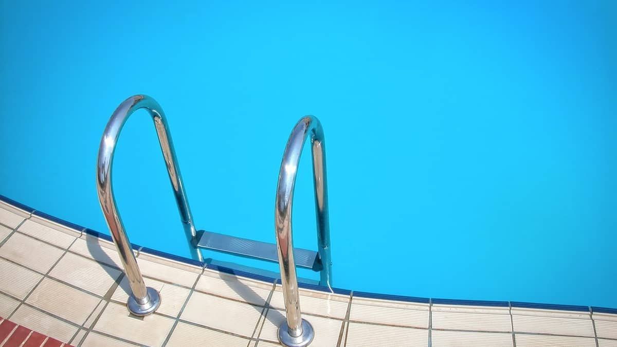 Menina de 4 anos morre afogada em piscina durante aniversário em Minas