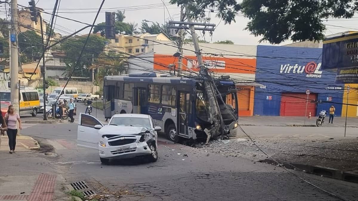 Ônibus bate em carro, atinge poste no bairro Santa Branca, em BH, e deixa feridos