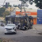 Ônibus bate em carro, atinge poste no bairro Santa Branca, em BH, e deixa feridos