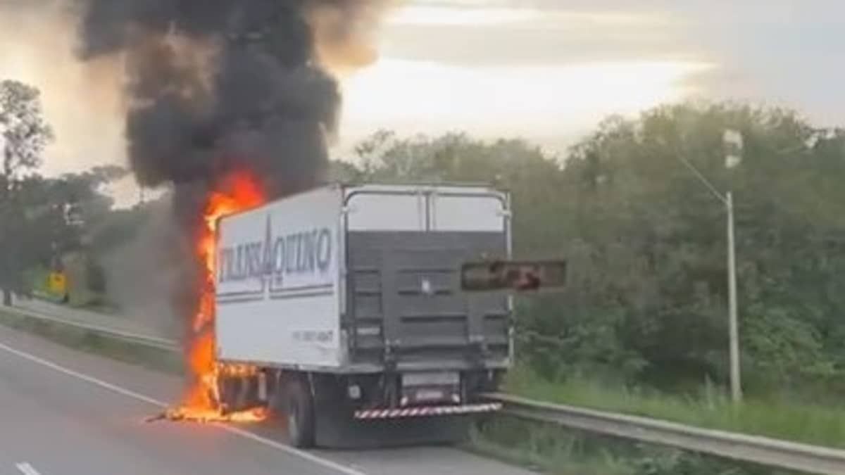 Caminhão pega fogo na rodovia Fernão Dias, no Sul de Minas
