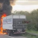 Caminhão pega fogo na rodovia Fernão Dias, no Sul de Minas