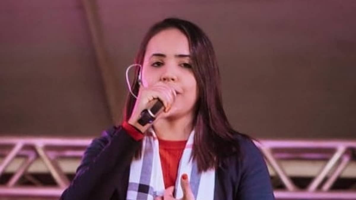 Cantora sertaneja morre em acidente de carro no interior de São Paulo 