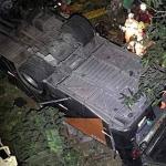 Ônibus com time de adolescentes cai de ponte e deixa mortos e feridos em Minas