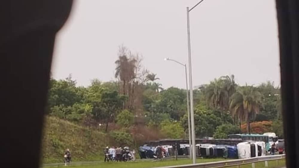 Acidente com cegonheira: BR-040 é liberada mas motoristas enfrentam congestionamento