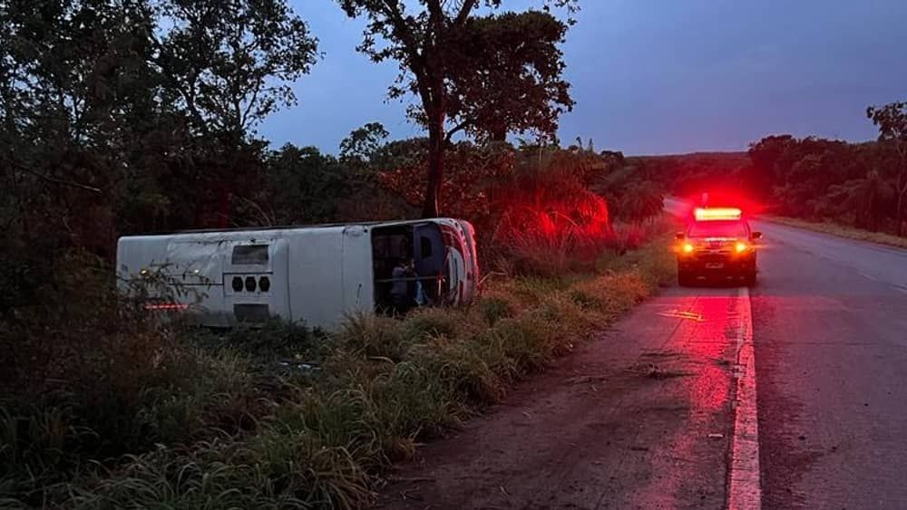 Ônibus capota e deixa oito feridos na BR-365 no Norte de Minas