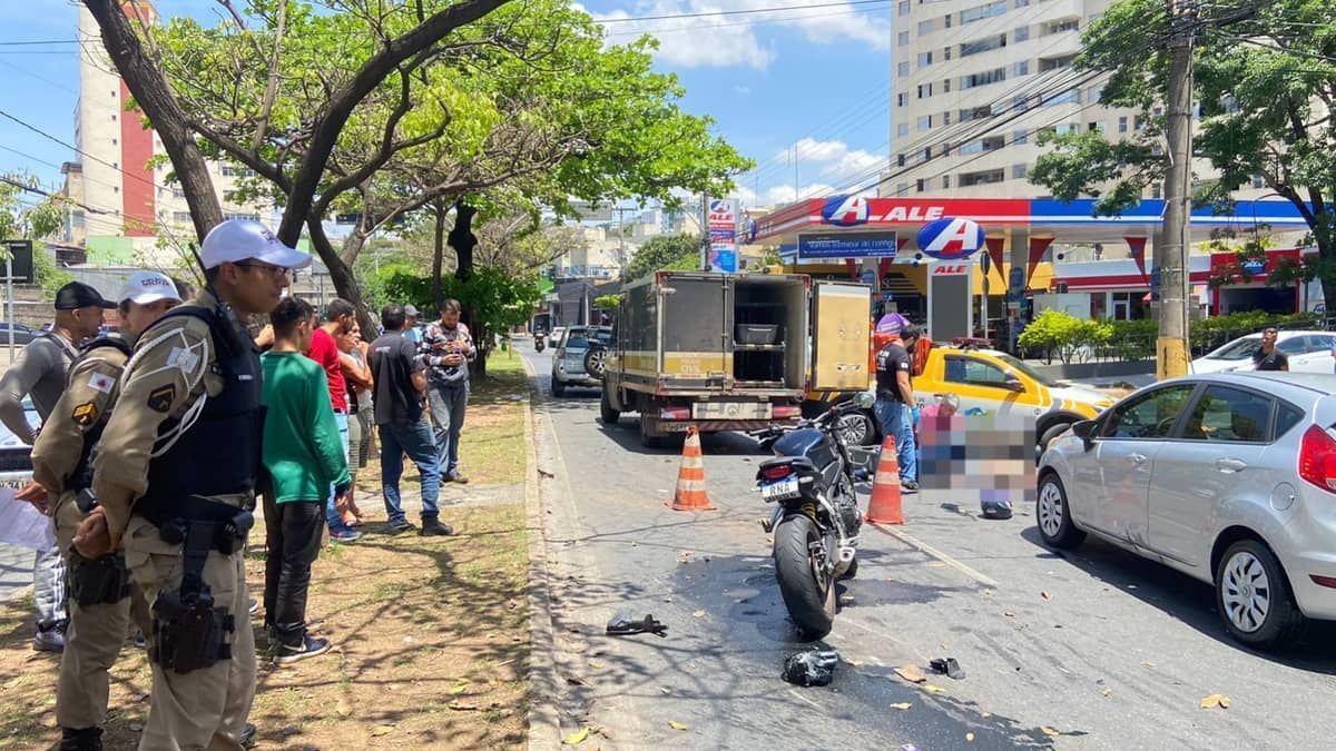 Acidente com moto e carro deixa um morto na av.  Barão Homem de Melo, em BH 