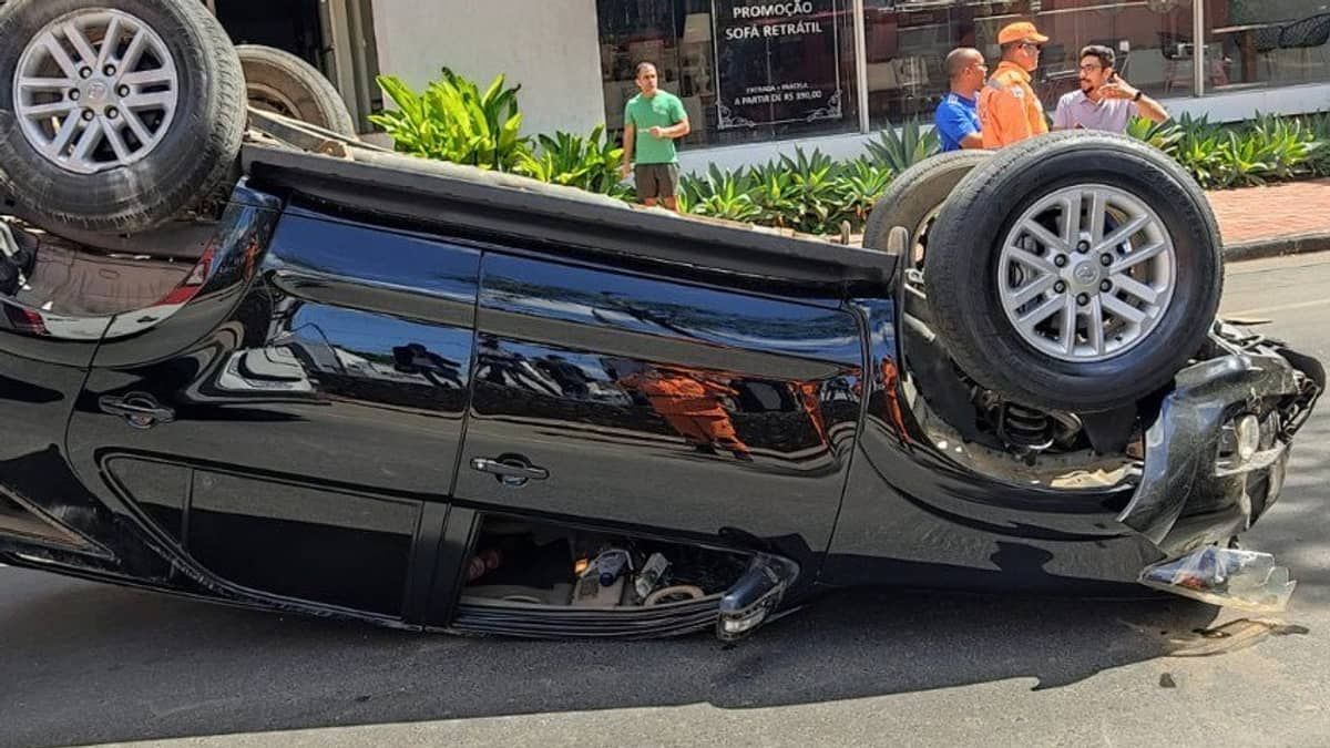 Homem fica ferido após carro ser atingido por outro veículo e capotar em Montes Claros 
