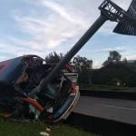 Ônibus de viagem bate em poste, tomba na BR-381, em MG, e deixa feridos