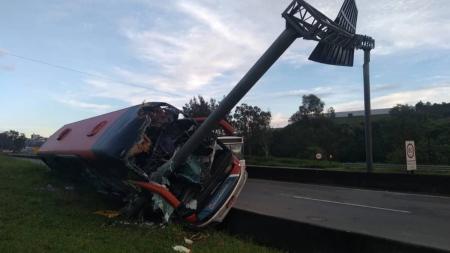 Acidente ocorreu no início da manhã
