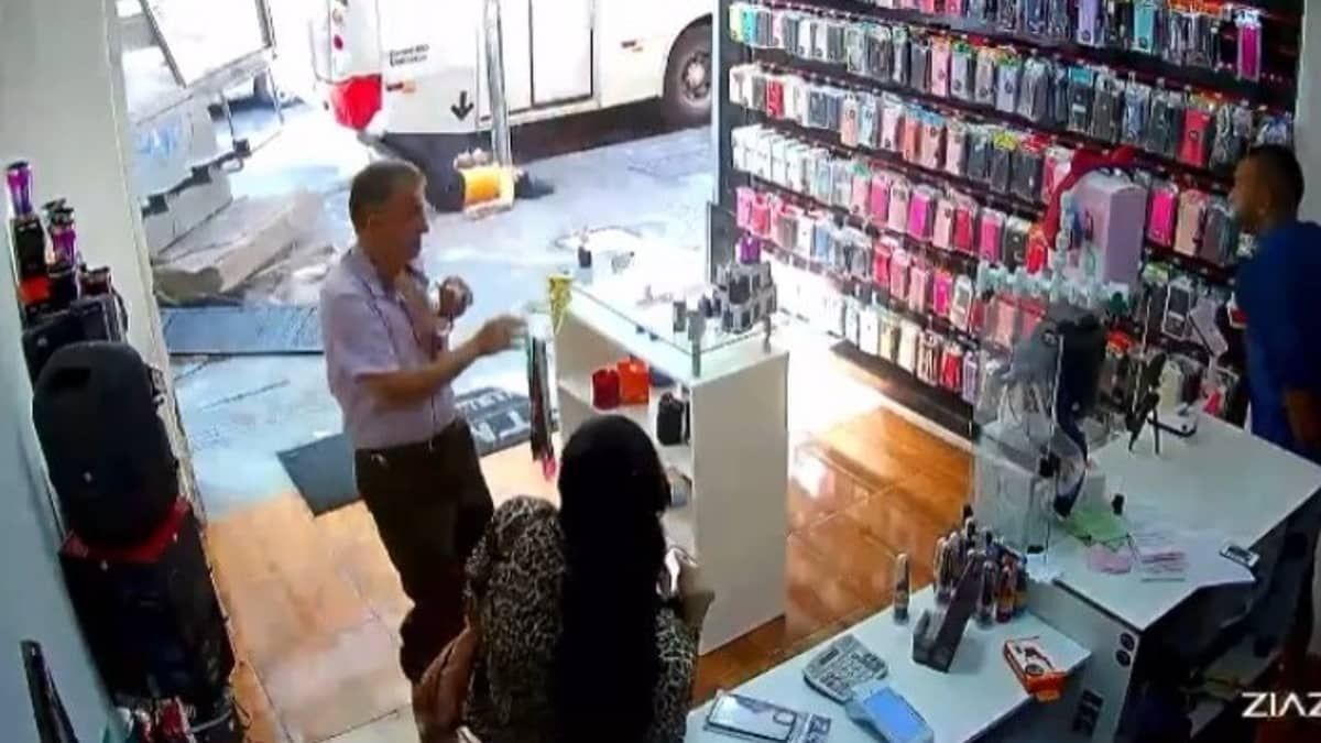 Vídeo: veja o momento em que mulheres são atropeladas em ponto de ônibus na rua da Bahia, Centro de BH