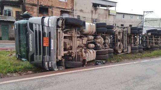 Acidente ocorreu por volta das 14h desse sábado (21)