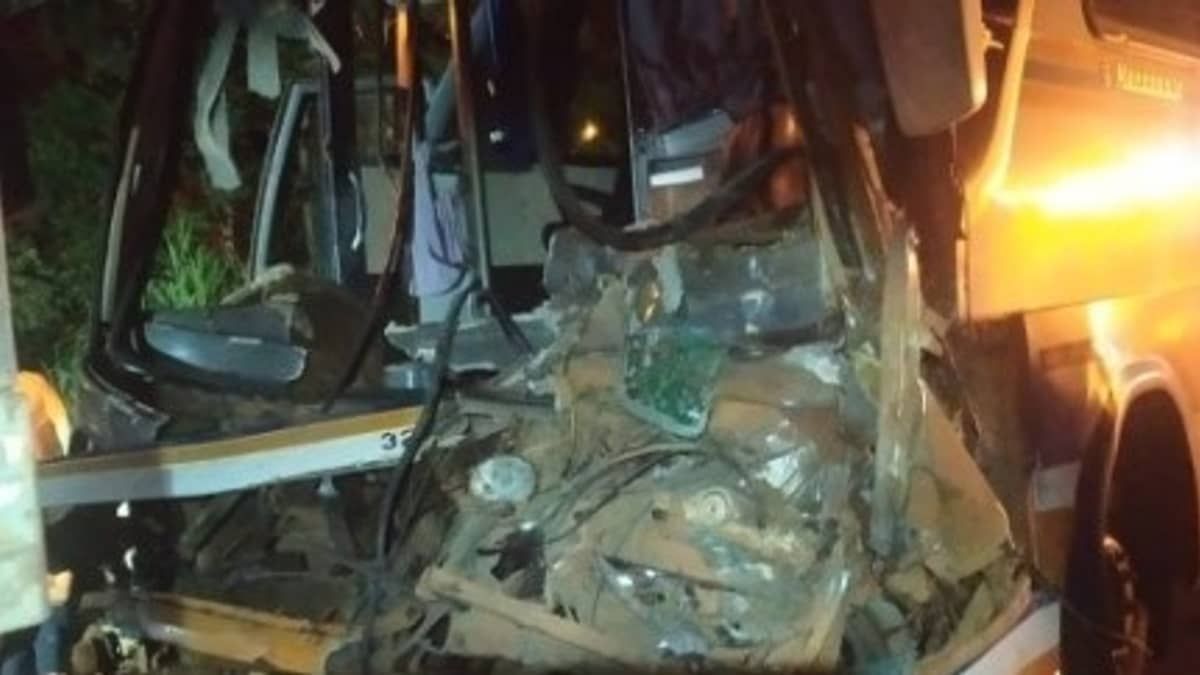 Batida entre ônibus de viagem e caminhão deixa cinco feridos em Minas 