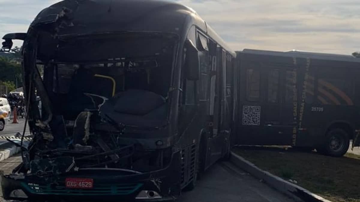 Batida entre dois ônibus na avenida Pedro I, em BH, deixa feridos 