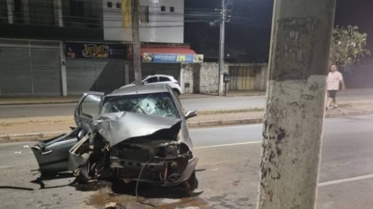 Carro bate em poste e duas pessoas ficam feridas em Pará de Minas 