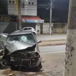 Carro bate em poste e duas pessoas ficam feridas em Pará de Minas