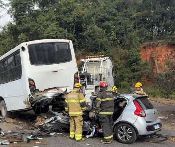 Acidente entre ônibus e carro deixa uma pessoa morta em MG