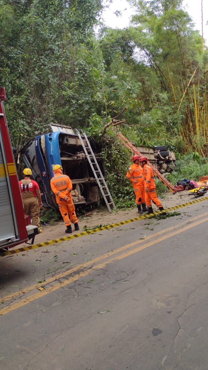 Veja fotos do acidente que deixou sete mortos e vários feridos em MG