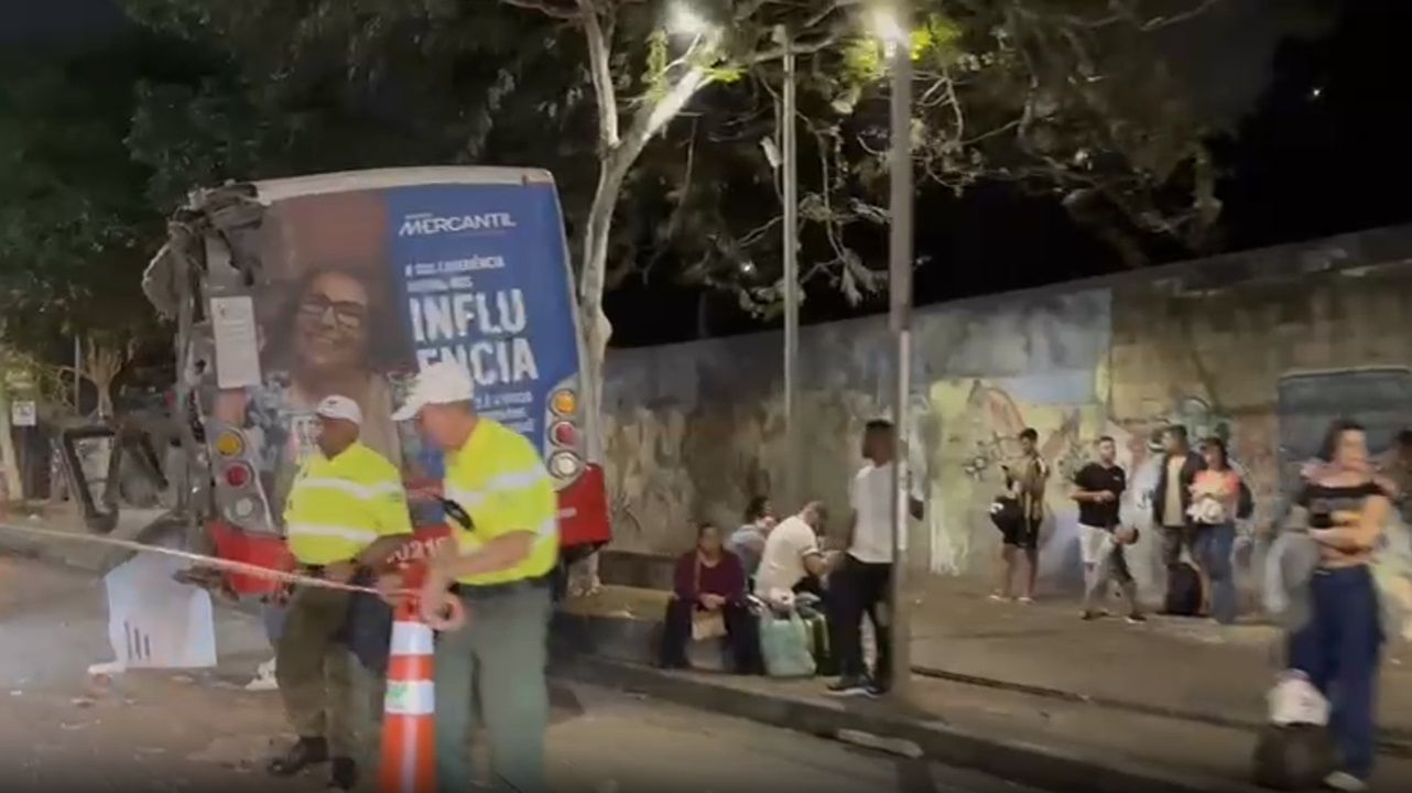 Vídeo: ônibus fica parcialmente destruído após acidente com outro coletivo em BH