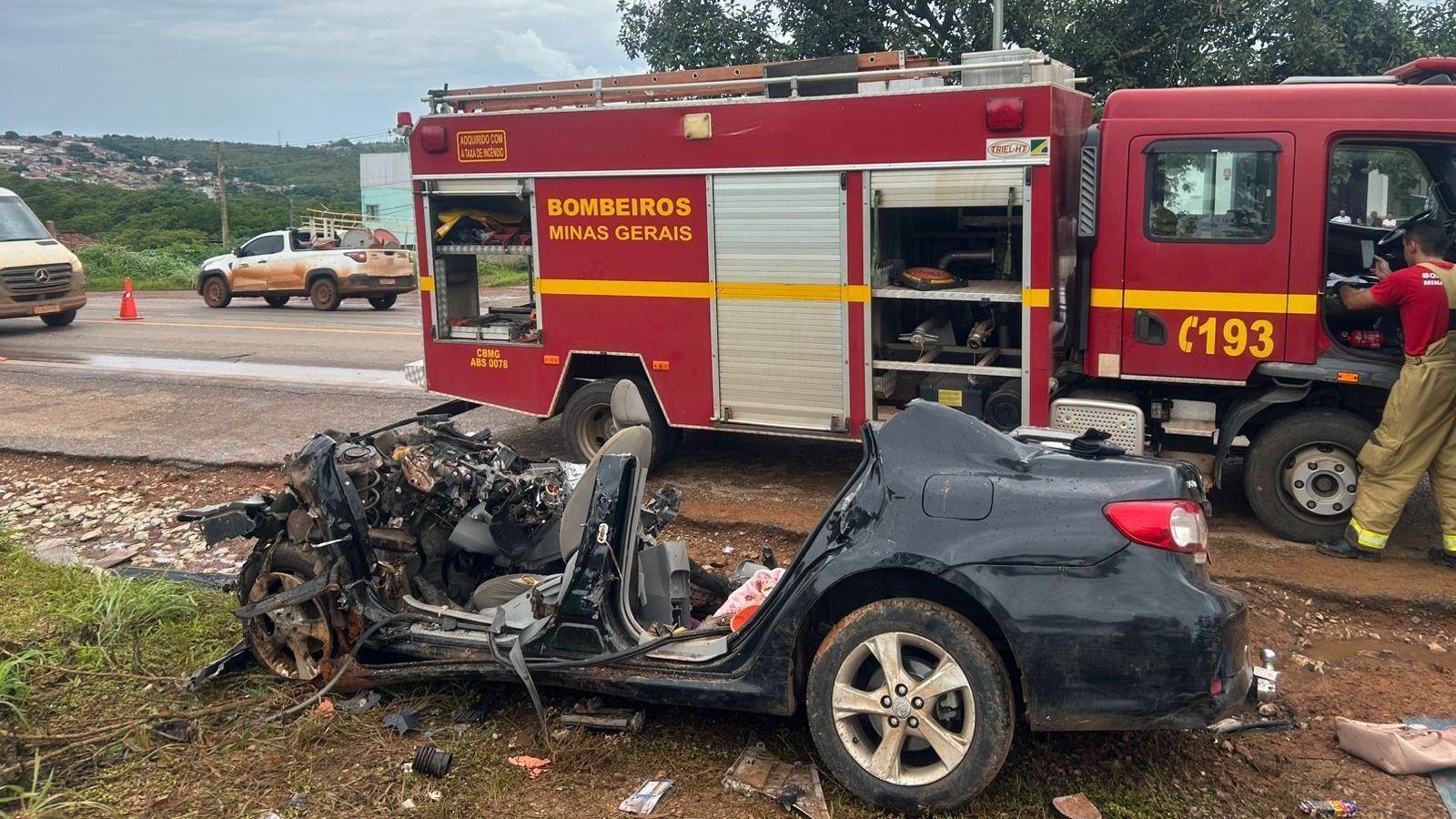 Batida entre carro e carreta mata quatro pessoas na BR-040 em Paracatu