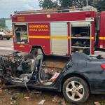 Batida entre carro e carreta mata quatro pessoas na BR-040 em Paracatu