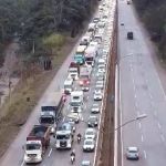 Motociclista invade contramão e bate de frente com caminhão na BR-040, em Nova Lima