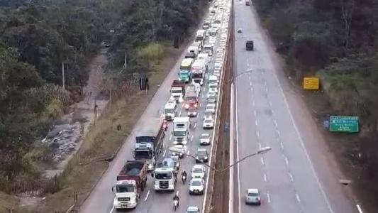 Acidente provoca congestionamento no sentido Rio de Janeiro da BR-040