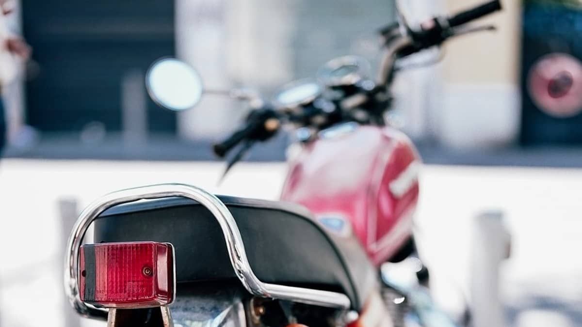 Tutores de cachorro que causou acidente terão que indenizar motociclista que quebrou as pernas