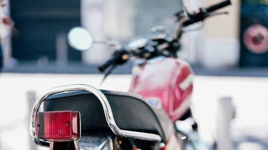 Acidente provocou fraturas e outros ferimentos no motociclista