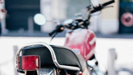 Acidente provocou fraturas e outros ferimentos no motociclista