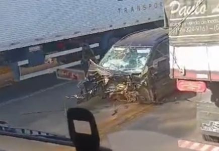 Foto mostra veículo após acidente em Ravena (MG)