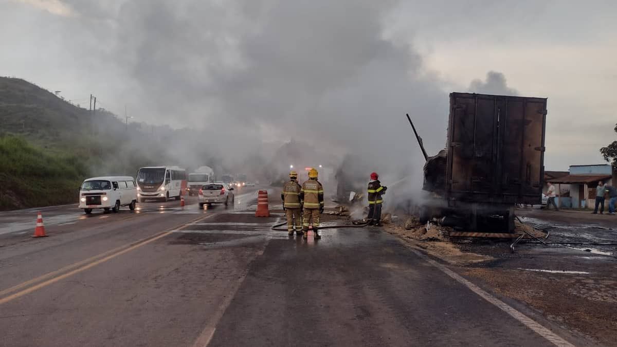 Caminhão baú incendiado na BR-040 deixa trânsito lento em Congonhas nesta segunda-feira  