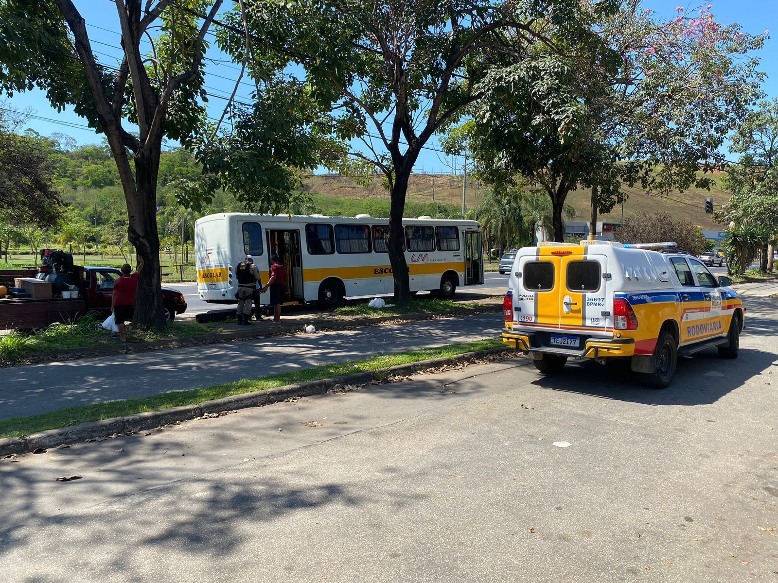 Roda se solta de ônibus na BR-381 em Ipatinga e atinge duas pessoas