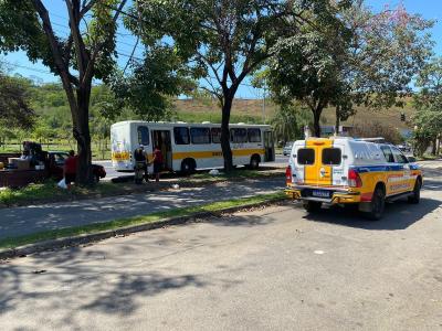 Roda se solta de ônibus na BR-381 em Ipatinga e atinge duas pessoas em ponto de ônibus