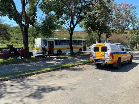 Roda se solta de ônibus na BR-381 em Ipatinga e atinge duas pessoas em ponto de ônibus