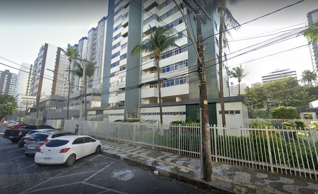 Mulher cai de 4° andar em poço de elevador e morre em 1° dia de trabalho