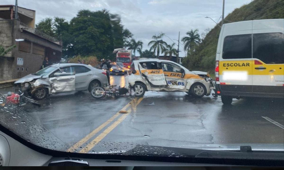 Acidente deixa feridos na Serra dos Bandeirantes em Juiz de Fora